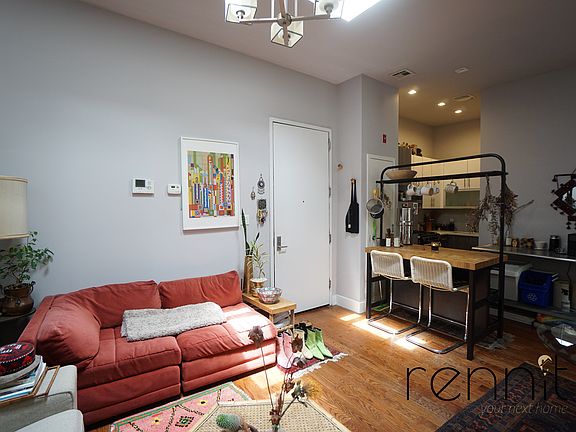 2nd image of 914 Hart St #2B