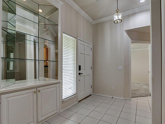3rd image of 108 S Ridge Pointe Dr