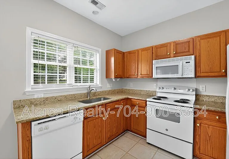 9205 Mitchell Glen Dr — Photo 2