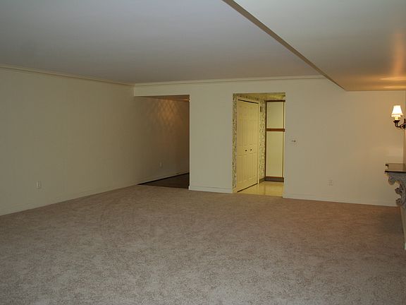 Dining area adjoins the Livingroom 