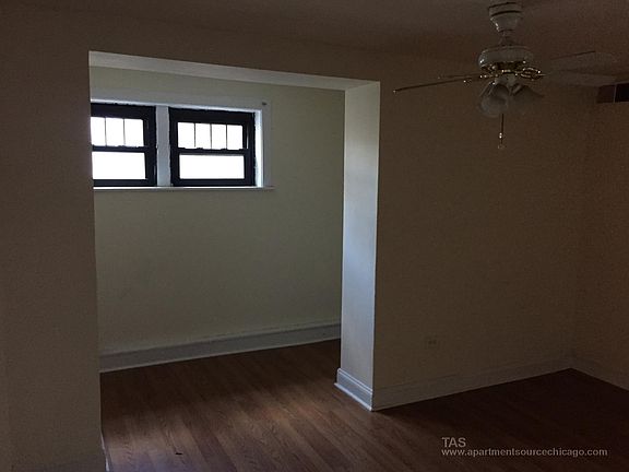 2nd image of 2520 N Kedzie Blvd APT Gdn