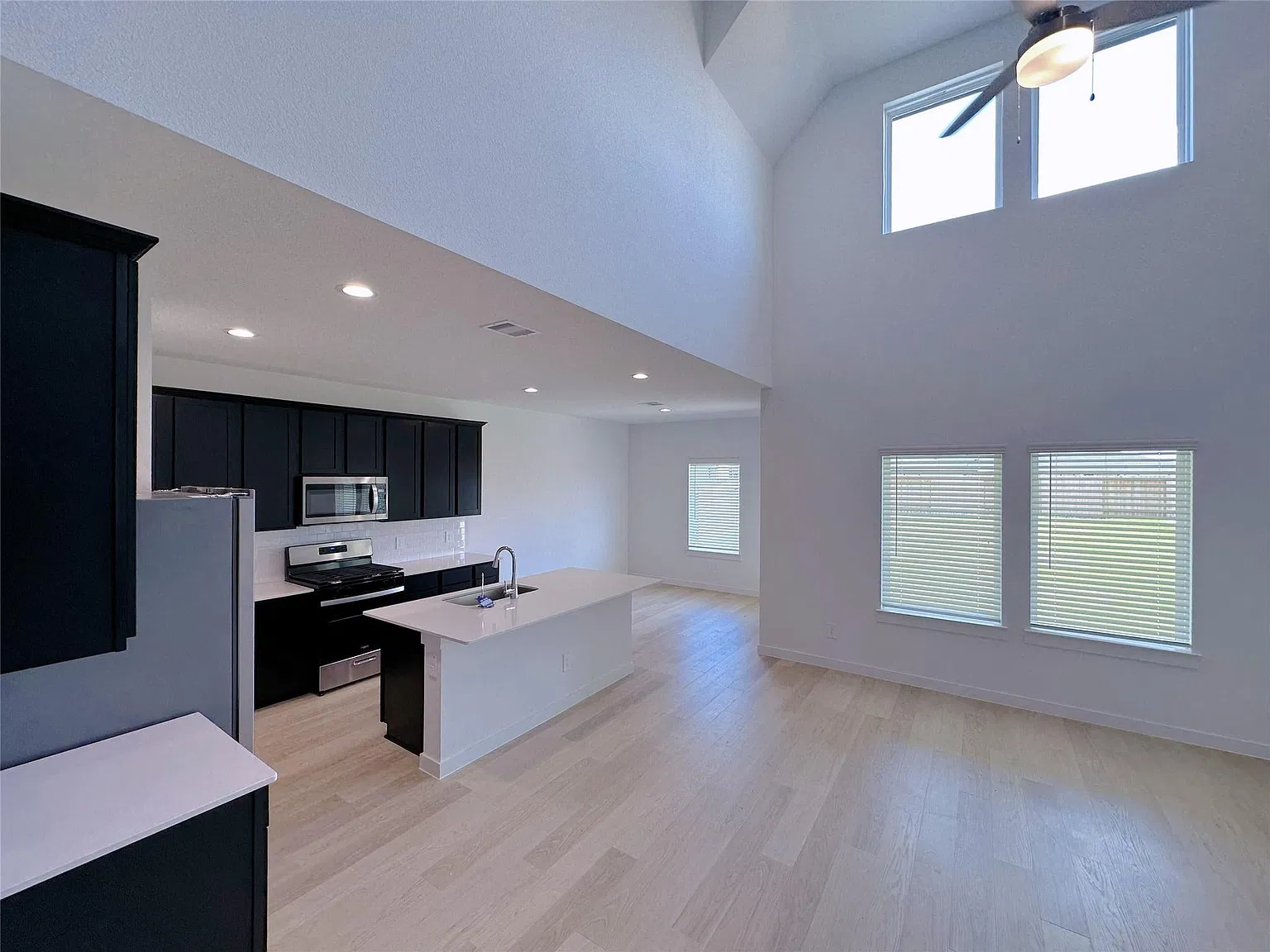 4 bed, 2.5 bath, 2452 sqft, $2,800 — Photo 2