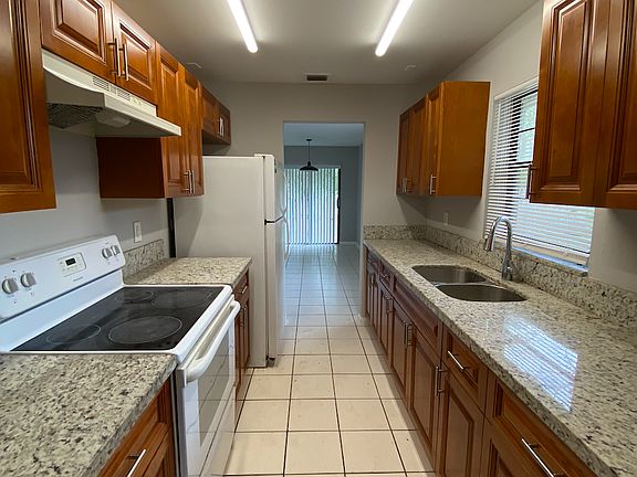3rd image of 4722 Summit Blvd