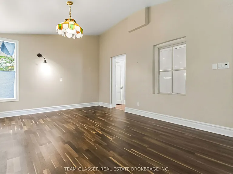 510 Dufferin Ave — Photo 28