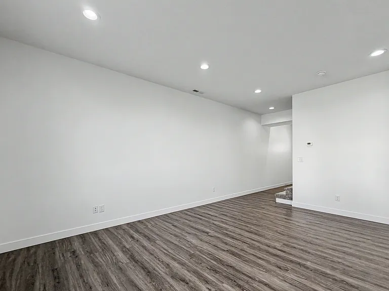 53 West — Photo 11