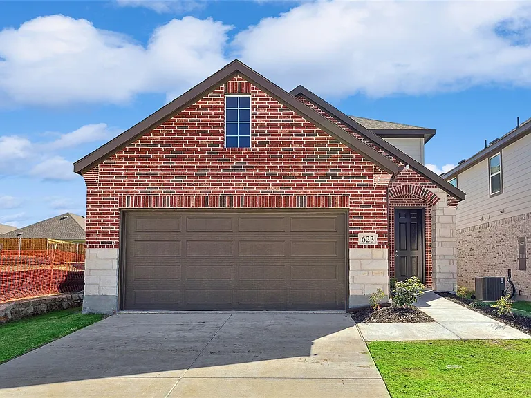 623 Russell Dr — Photo 1