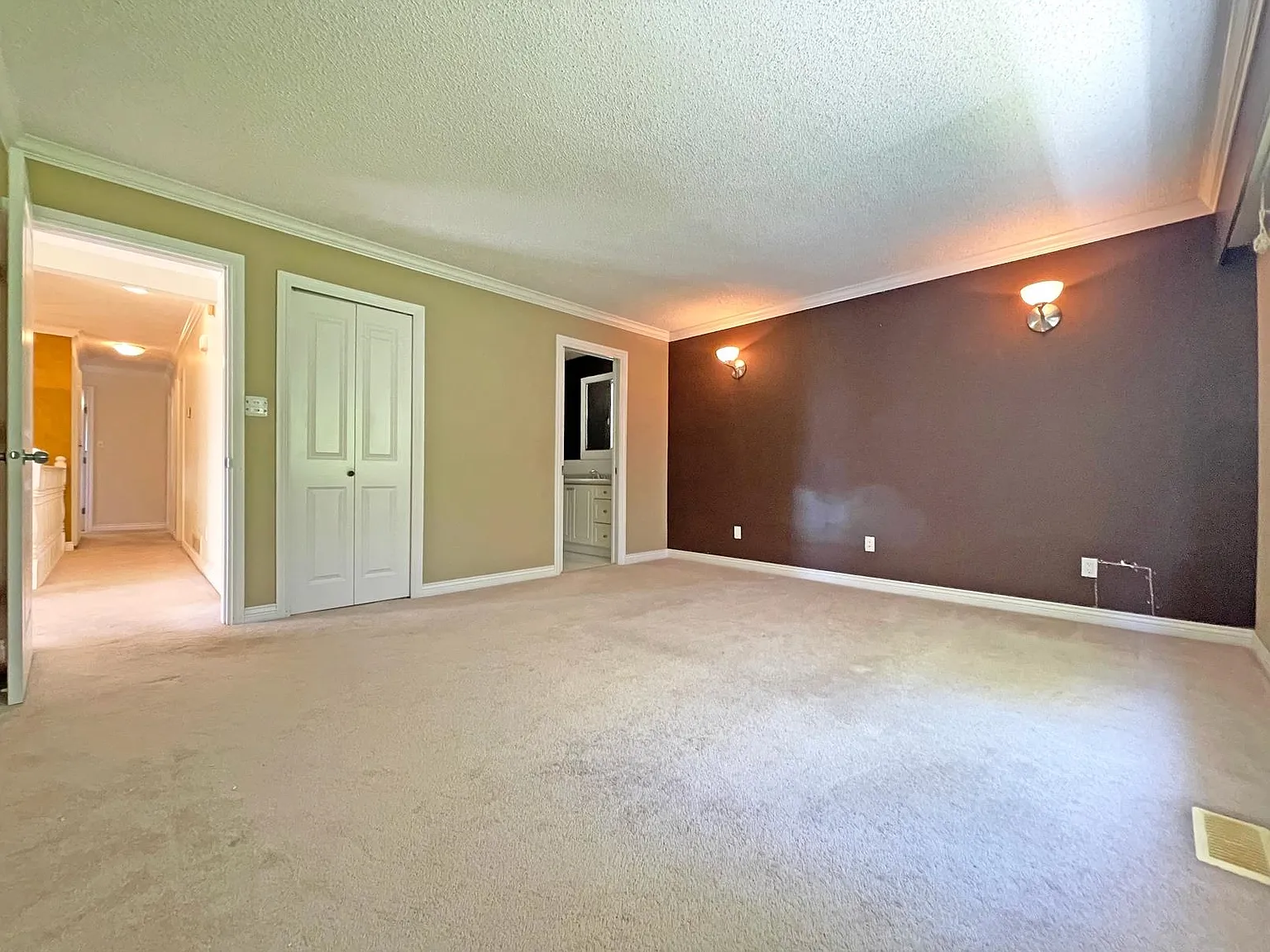 5 bed, 2300 sqft, $4,200 — Photo 2