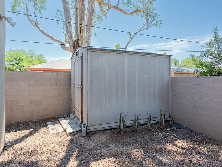 1029 E Blanton Dr — Photo 34