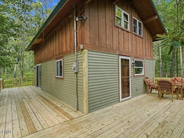 139 Lake View Cir, Hawley, PA 18428