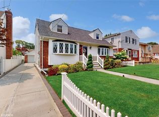 82 North Dr, Valley Stream, NY 11580