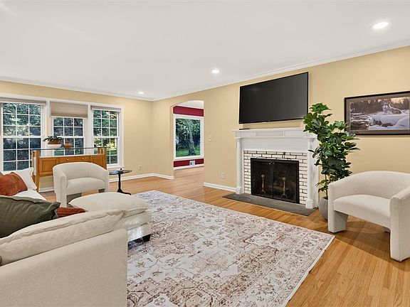 4th image of 20 Schoolhouse Ln