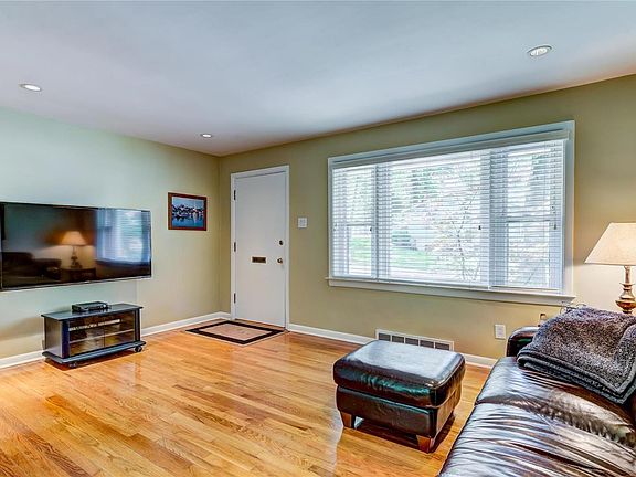 4th image of 505 Central Pl