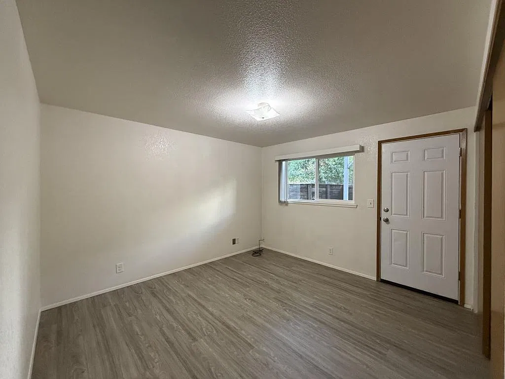 419 NE Silverwood Pl — Photo 3
