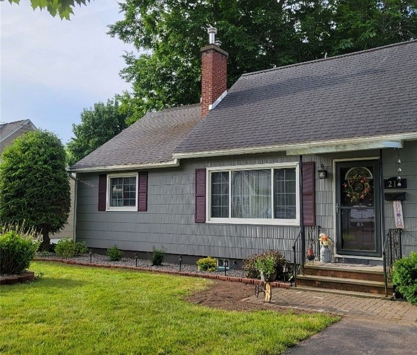 1st image of 216 Pleasant Ave