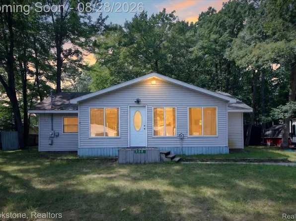 228 Oakdale Dr, Prudenville, MI 48651