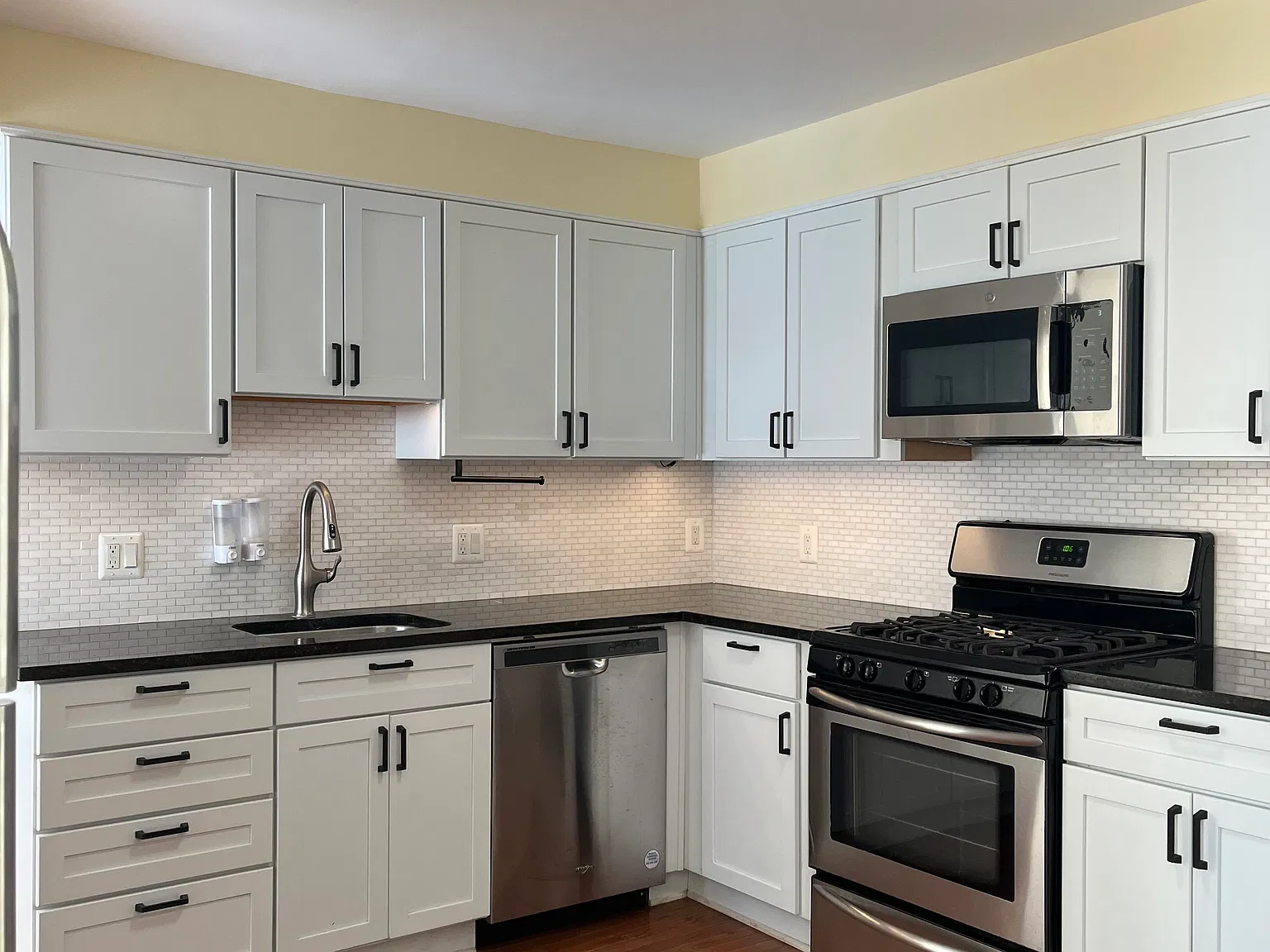 3 bed, 1200 sqft, $2,850 — Photo 3
