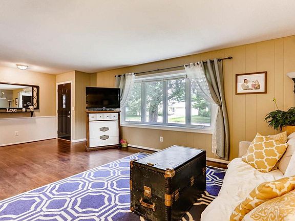 5th image of 232 6th Ave NE