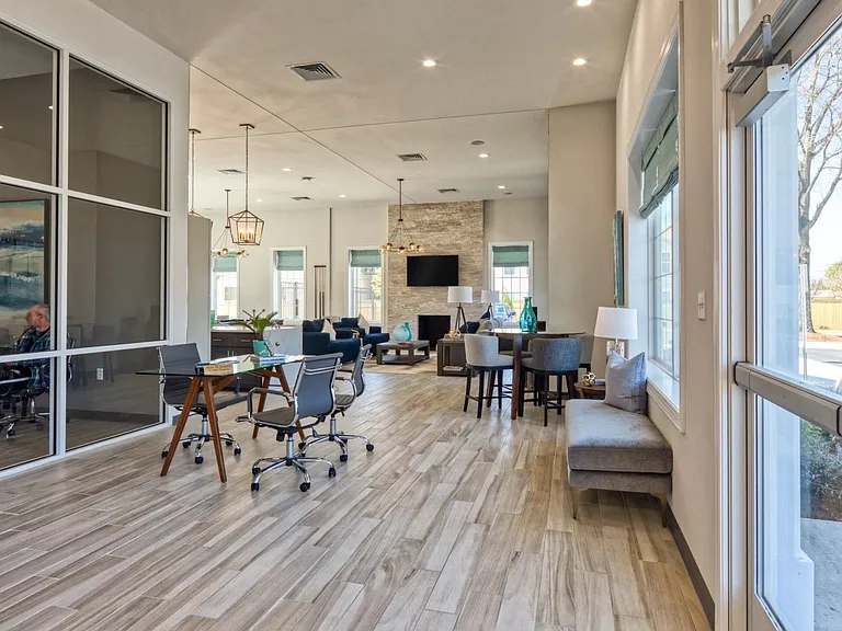 Colony Point Apartments — Photo 10