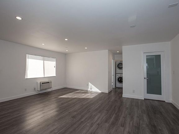 3rd image of 826 Wilcox Ave APT 104