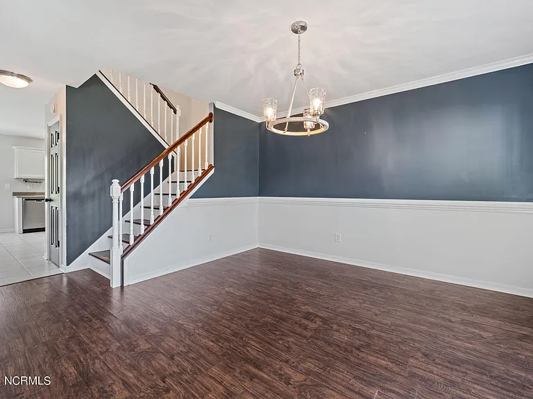 172 E Ridge Ct — Photo 2
