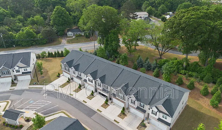 192 Hampton Cir — Photo 4