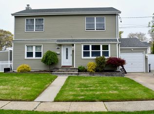 201 Harmony Dr, Massapequa Park, NY 11762