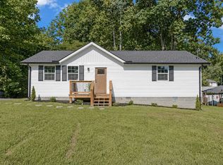 1101 Chestnut Dr, Burns, TN 37029