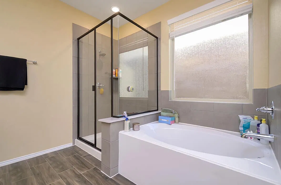5 bed, 3.5 bath, 3963 sqft, $3,500 — Photo 2