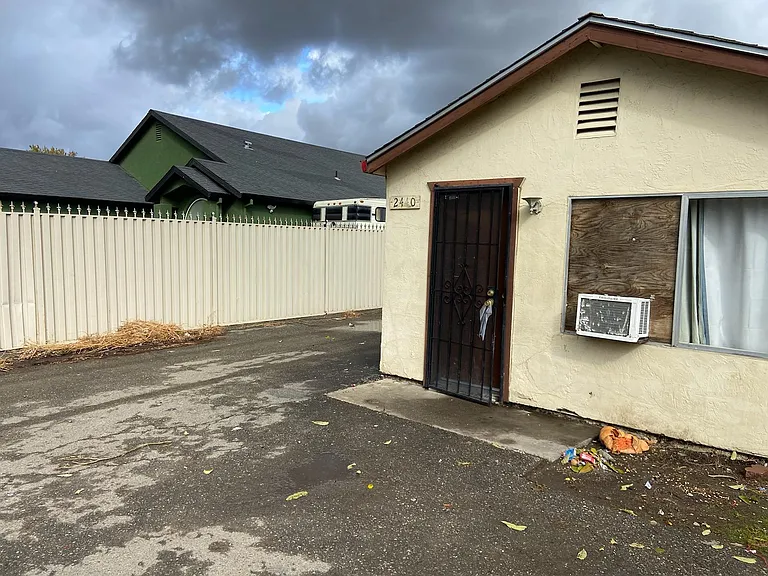 2440 S B St — Photo 14
