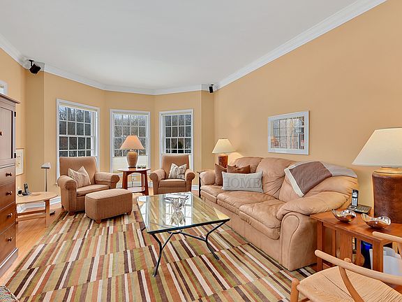4th image of 18 Bradford Ct
