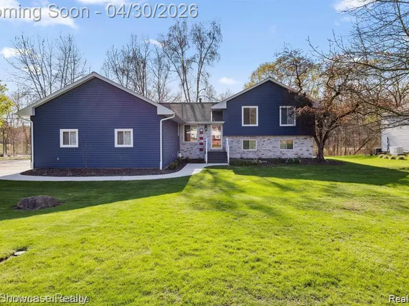 543 Woodland Dr, South Lyon, MI 48178