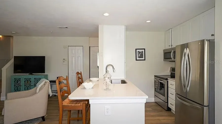 Building Photo - 850 S Tamiami Trl #324