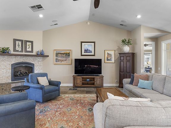 4th image of 233 Mount Tom Rd