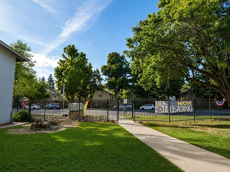 Gold Crossing Apartments — Photo 17