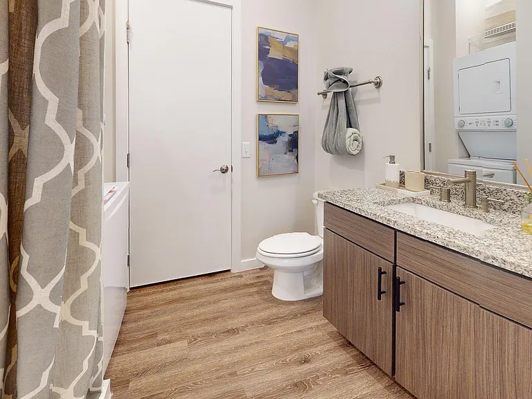 Vine Street Studio Bathroom