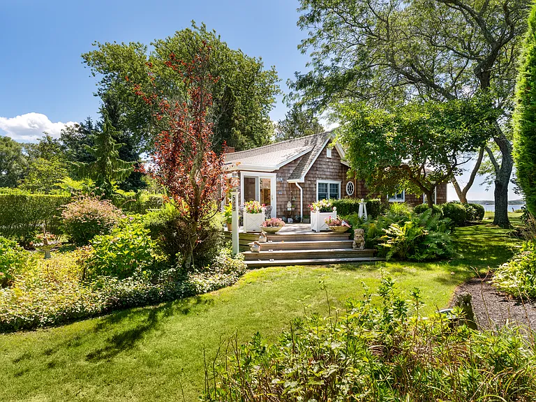 529 Peconic Bay Blvd — Photo 32