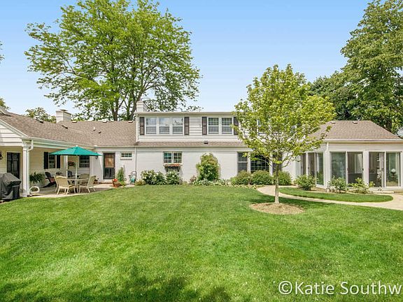 3rd image of 2910 Oak Hollow Dr SE