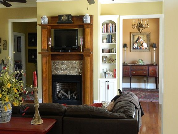 Living Area -Warm and bright