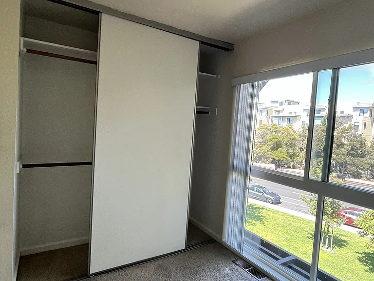 2215 Admiralty Ln — Photo 10