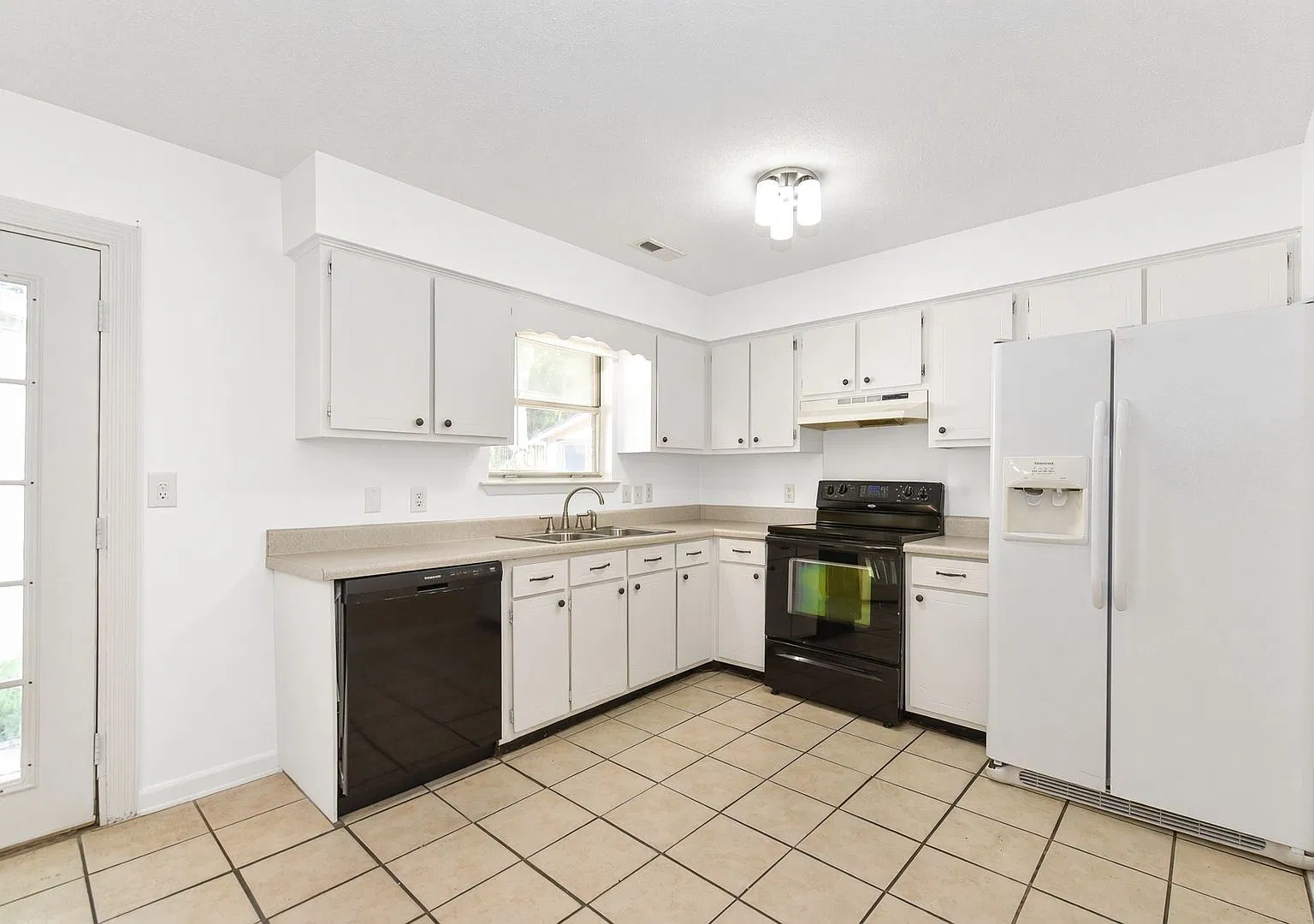 Move-In Special: Get your second month FREE when you sign a lease by November 1! — Photo 4