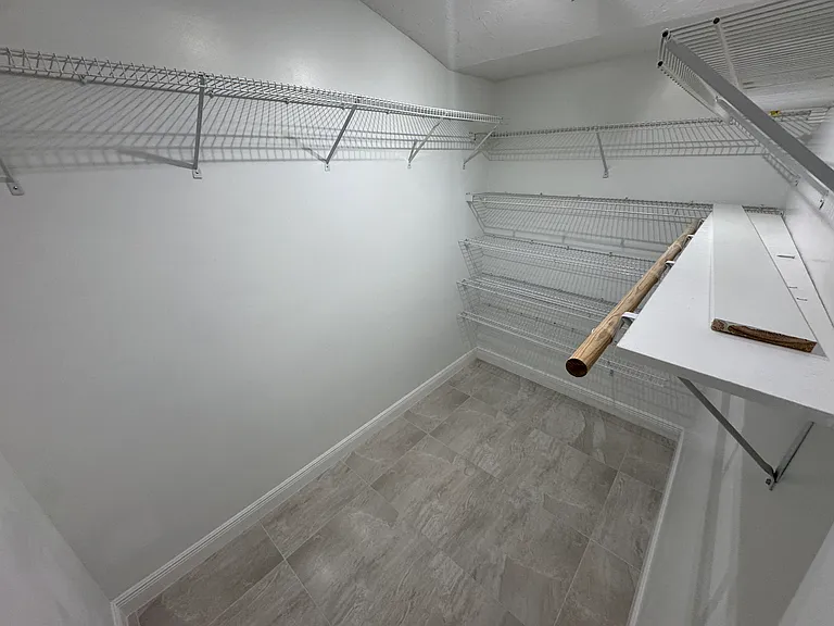 1327 Lake Breeze Dr — Photo 8