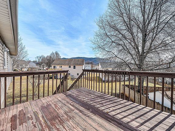 4th image of 825 Harmon Cir