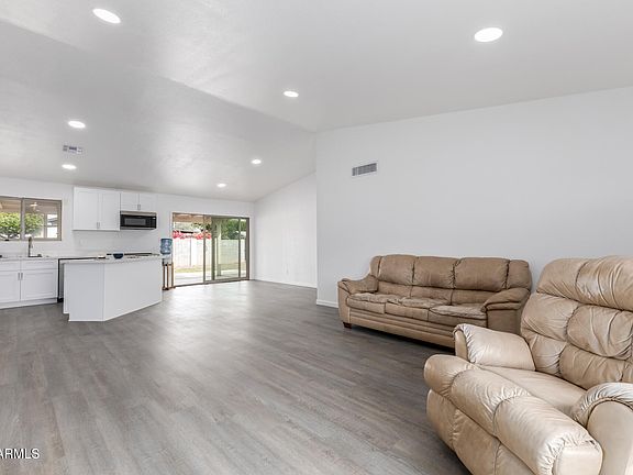 4th image of 2826 E Cactus Rd