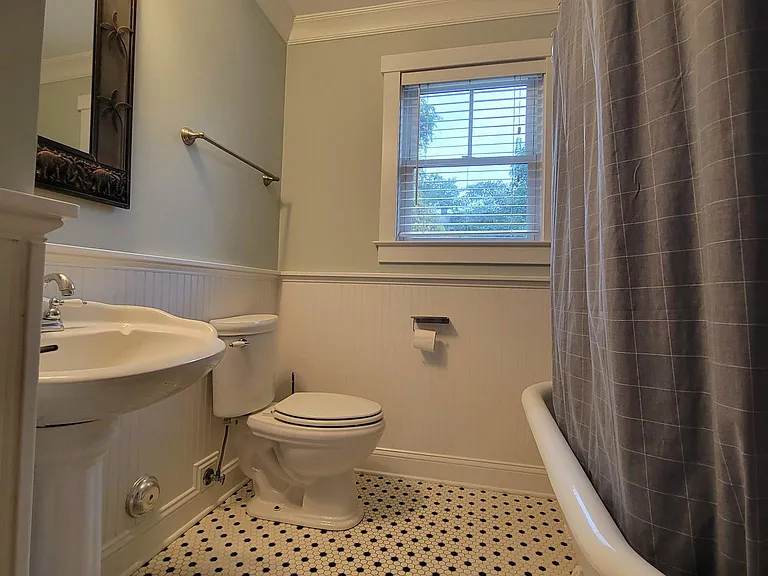 2020 Wolcott Ave — Photo 10
