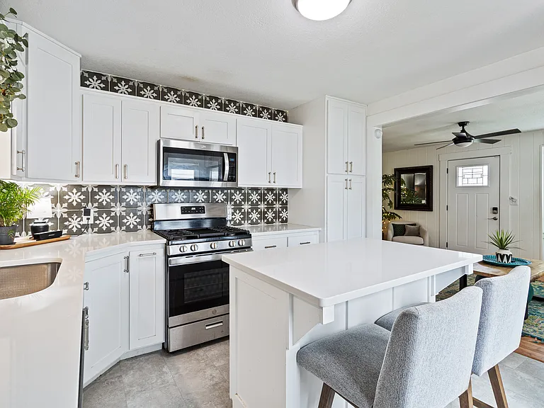 313 Quandt Ave — Photo 8