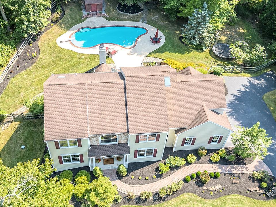 1st image of 20 Yarmouth Ln