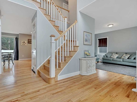 5th image of 837 Ensign Ave