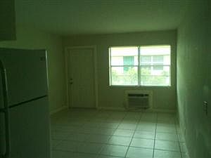 2nd image of 1018 S M St APT 8