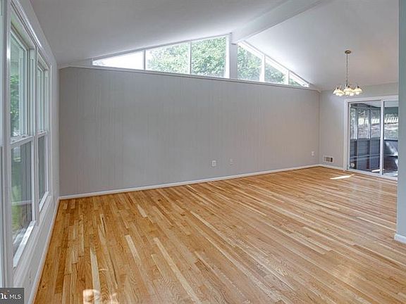 4th image of 5022 Gainsborough Dr
