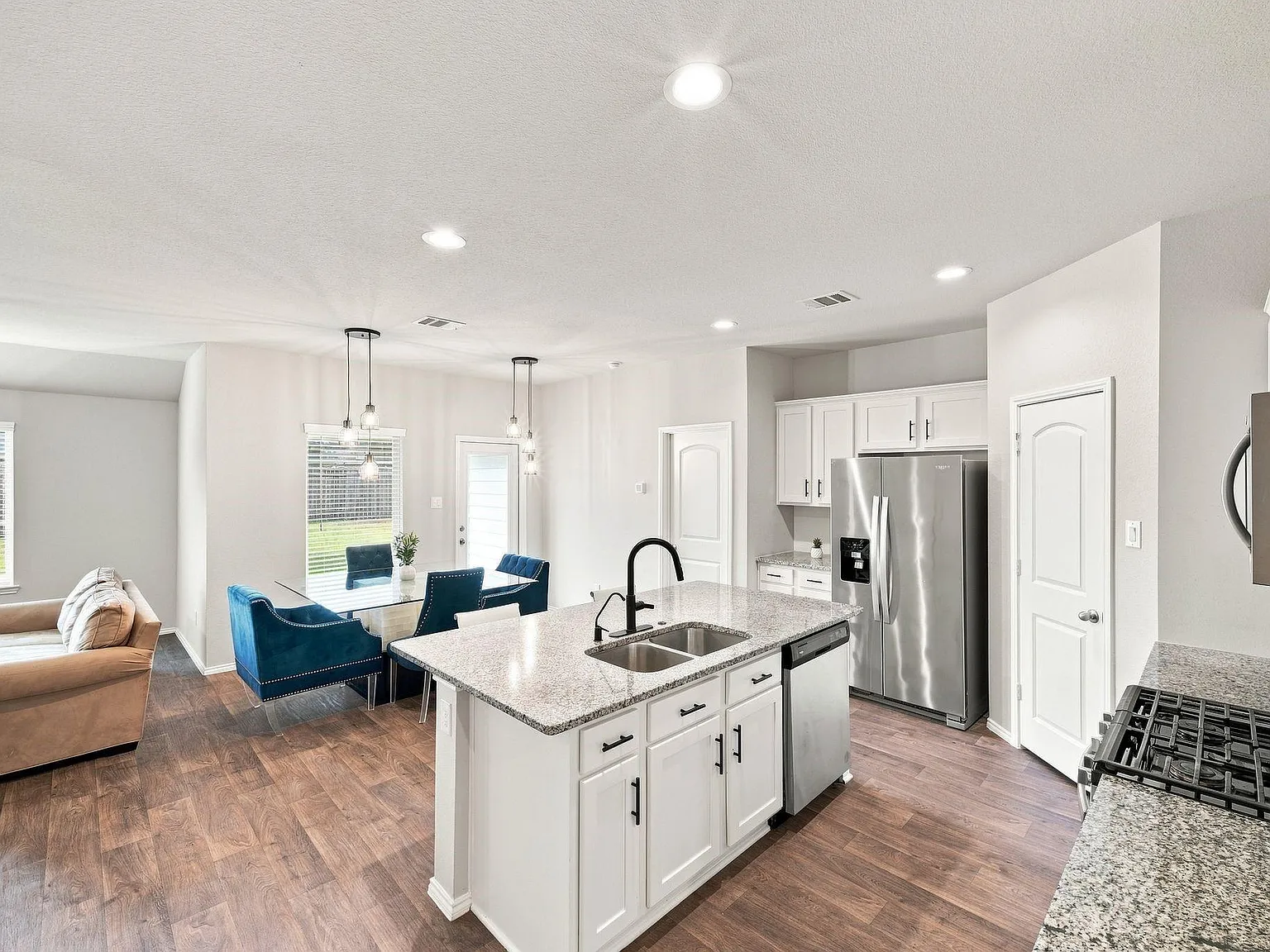 3 bed, 2.0 bath, 1587 sqft, $2,150 — Photo 2